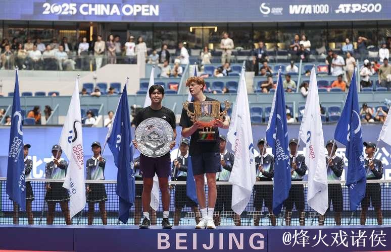 辛纳直落两盘击败19岁新星勒纳·钱,捧起中网男单冠军奖杯 辛纳直落两盘击败19岁新星勒纳·钱,捧起中网男单冠军奖杯